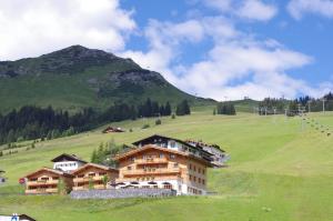 <img300*0:stuff/z/187594/Buildings%2520of%2520Austria%2520and%2520Switzerland/IMGP1162.JPG>