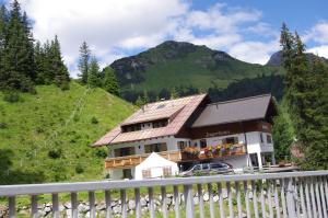 <img300*0:stuff/z/187594/Buildings%2520of%2520Austria%2520and%2520Switzerland/IMGP1180.JPG>