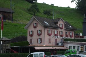 <img300*0:stuff/z/187594/Buildings%2520of%2520Austria%2520and%2520Switzerland/IMGP4095.JPG>