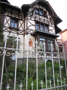 <img0*300:stuff/z/187594/German%2520Building%2520Reference/019%20%282%29.JPG>