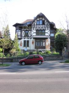 <img0*300:stuff/z/187594/German%2520Building%2520Reference/030%20%282%29.JPG>