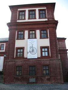 <img0*300:stuff/z/187594/German%2520Building%2520Reference/119.JPG>