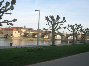 <img300*0:stuff/z/187594/German%2520Cityscape%2520Reference/020.JPG>