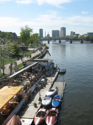 <img300*0:stuff/z/187594/German%2520Cityscape%2520Reference/068.JPG>