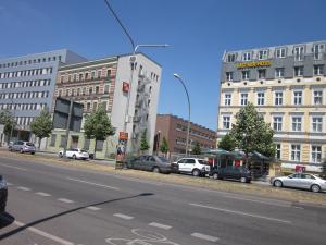 <img300*0:stuff/z/187594/German%2520Cityscape%2520Reference/486.JPG>