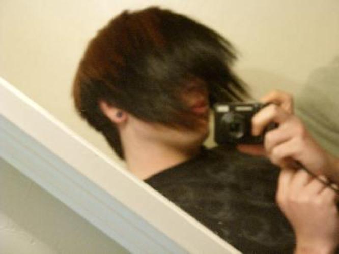 <img0*500:stuff/z/59410/Hot%2520Emo%2520Guyz/i1216860593_1.jpg>