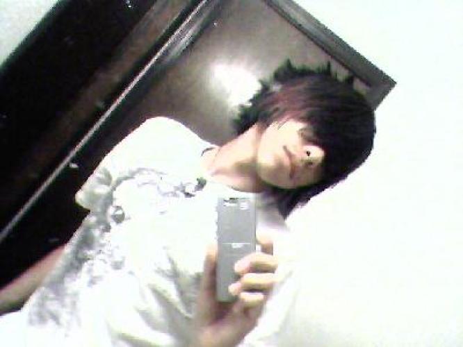 <img0*500:stuff/z/59410/Hot%2520Emo%2520Guyz/i1216860593_12.jpg>