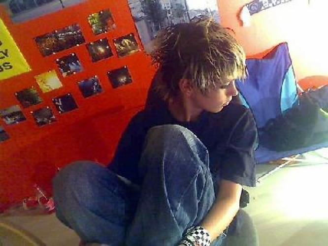 <img0*500:stuff/z/59410/Hot%2520Emo%2520Guyz/i1216860593_6.jpg>