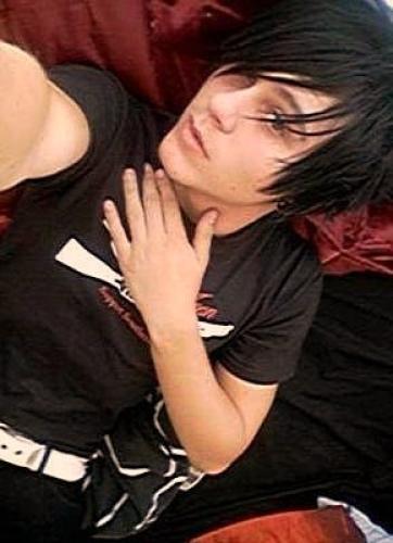 <img0*500:stuff/z/59410/Hot%2520Emo%2520Guyz/i1216860593_7.jpg>