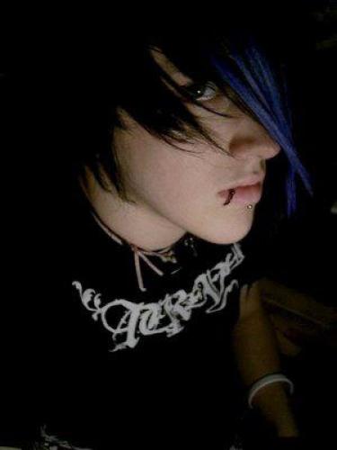 <img0*500:stuff/z/59410/Hot%2520Emo%2520Guyz/i1216860593_8.jpg>