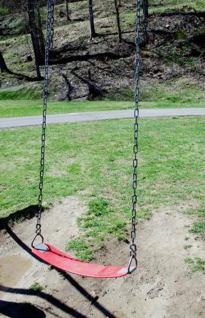 <img300*0:stuff/z/93740/A%2520Child%2527s%2520Playthings/swing.jpg>